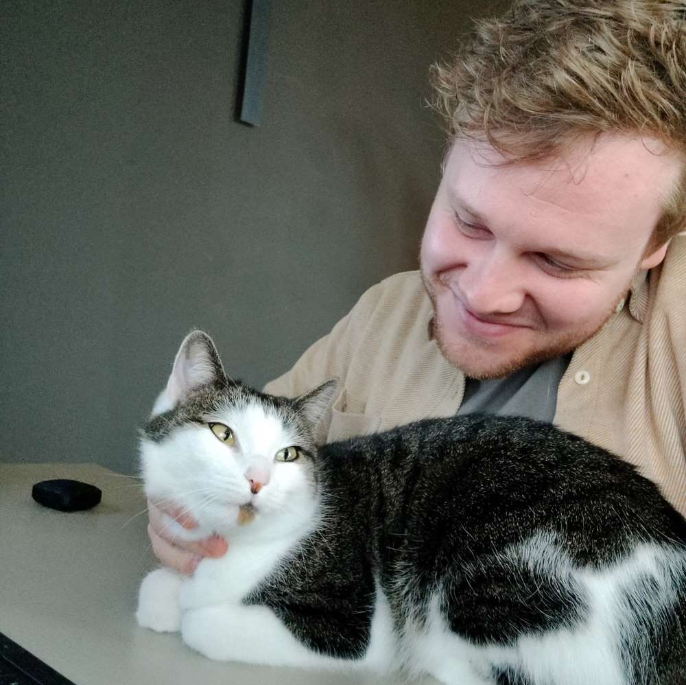 A picture showing Luud and his cat Bami looking at each other.